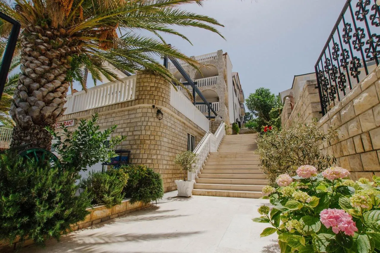 Hotel Vila Tina Arbanija 3*,  Croacia