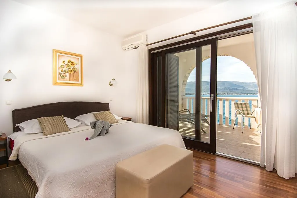 Hotel Vila Tina Arbanija